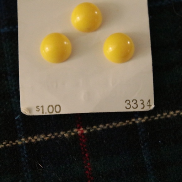 Vintage La Mode Yellow Buttons - Picture 3 of 4